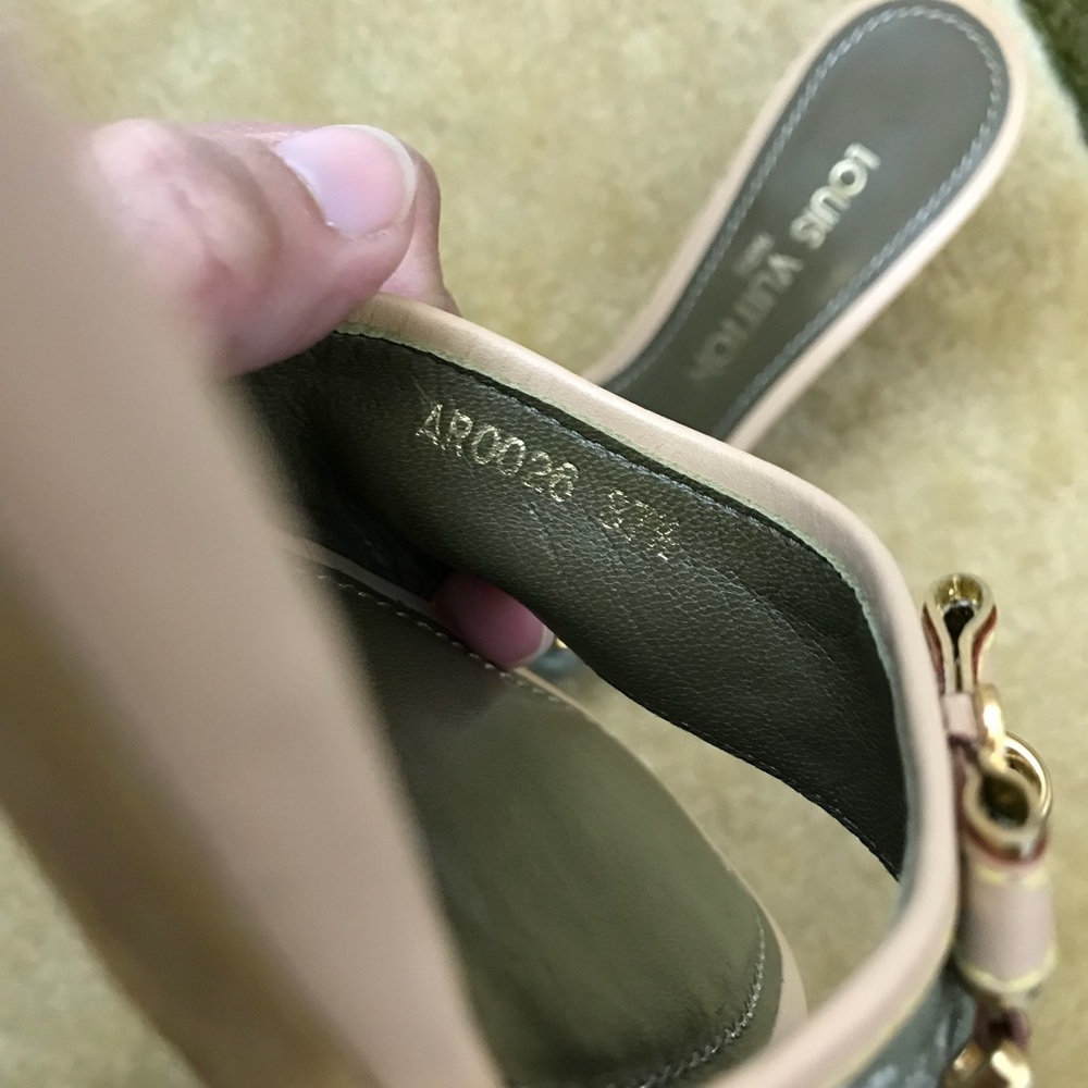 ❌SOLD❌Authentic Louis Vuitton denim kitten heels - Picture 5 of 8
